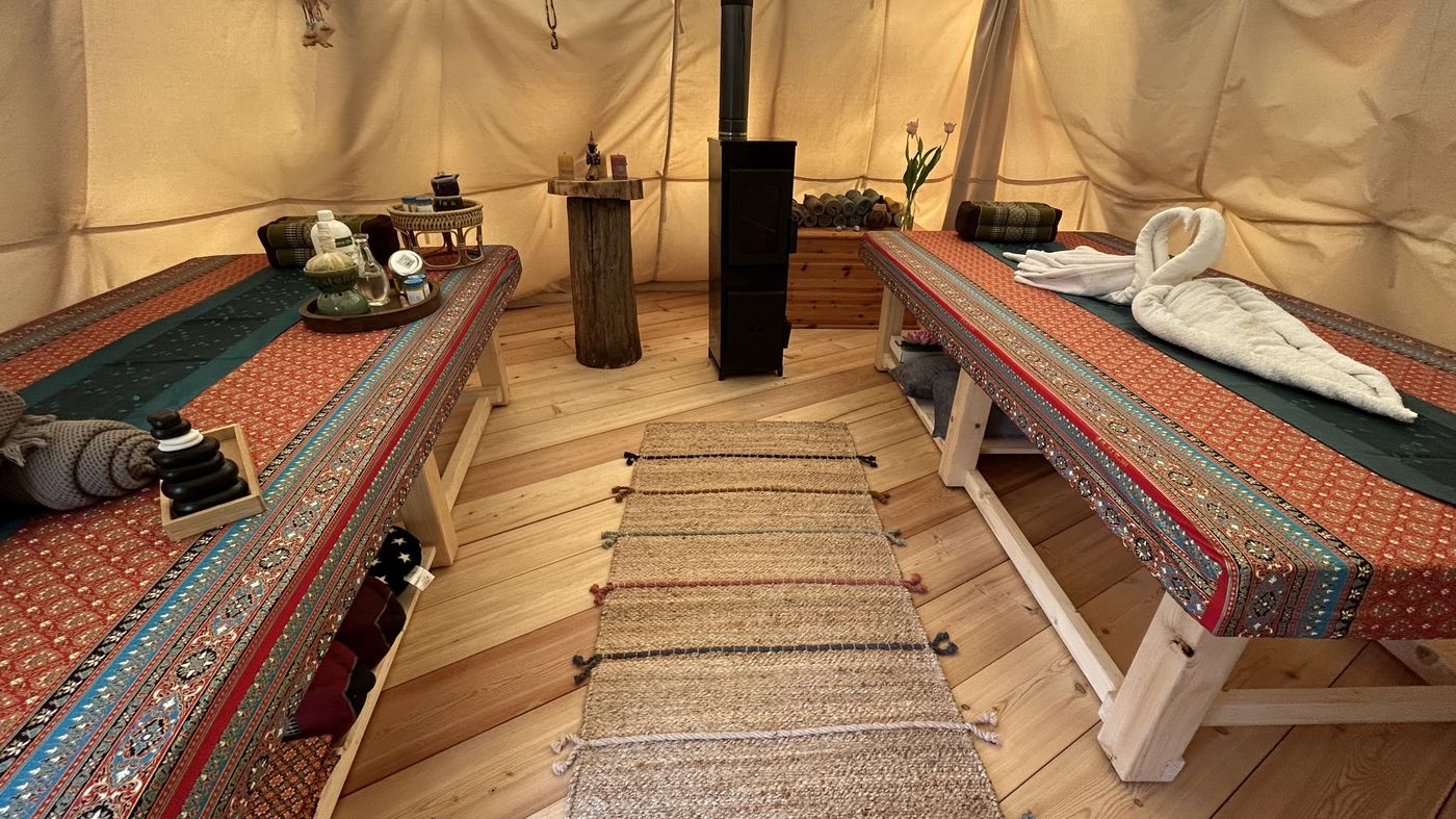 Tipi-Innenraum mit Kamin
