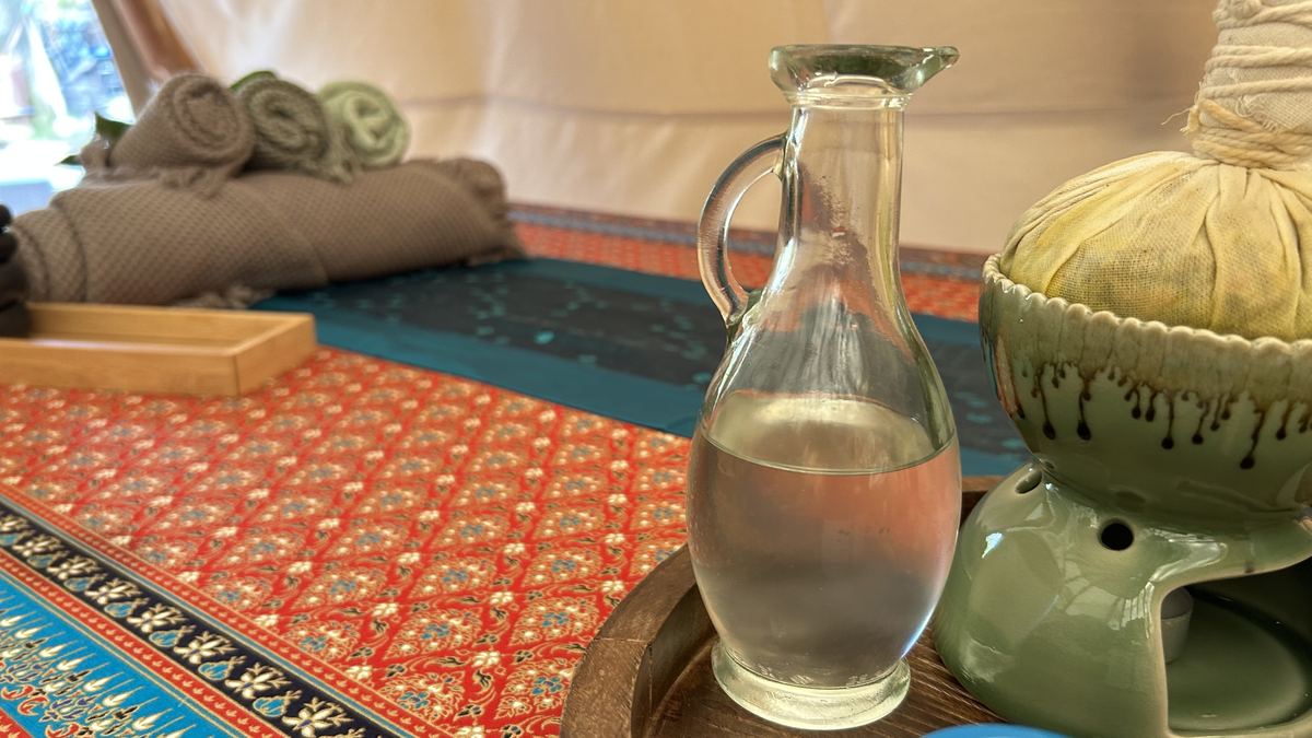 Massageöl und Kräuterstempel
